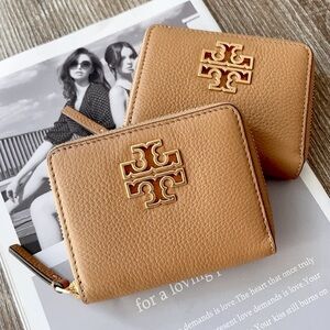 Tory Burch Britten Bifold Logo Zip Coin Leather Wallet  in Tiramisu